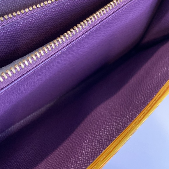 LOUIS VUITTON Credit
Long Bifold Wallet Epi
Leather - Picture 9 of 13